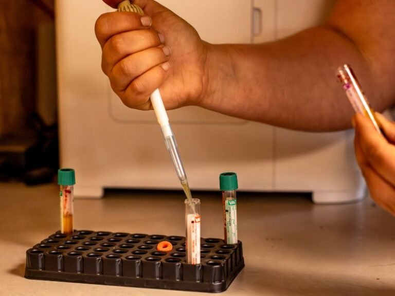 Clinique vétérinaire faisant des tests de dermatologie